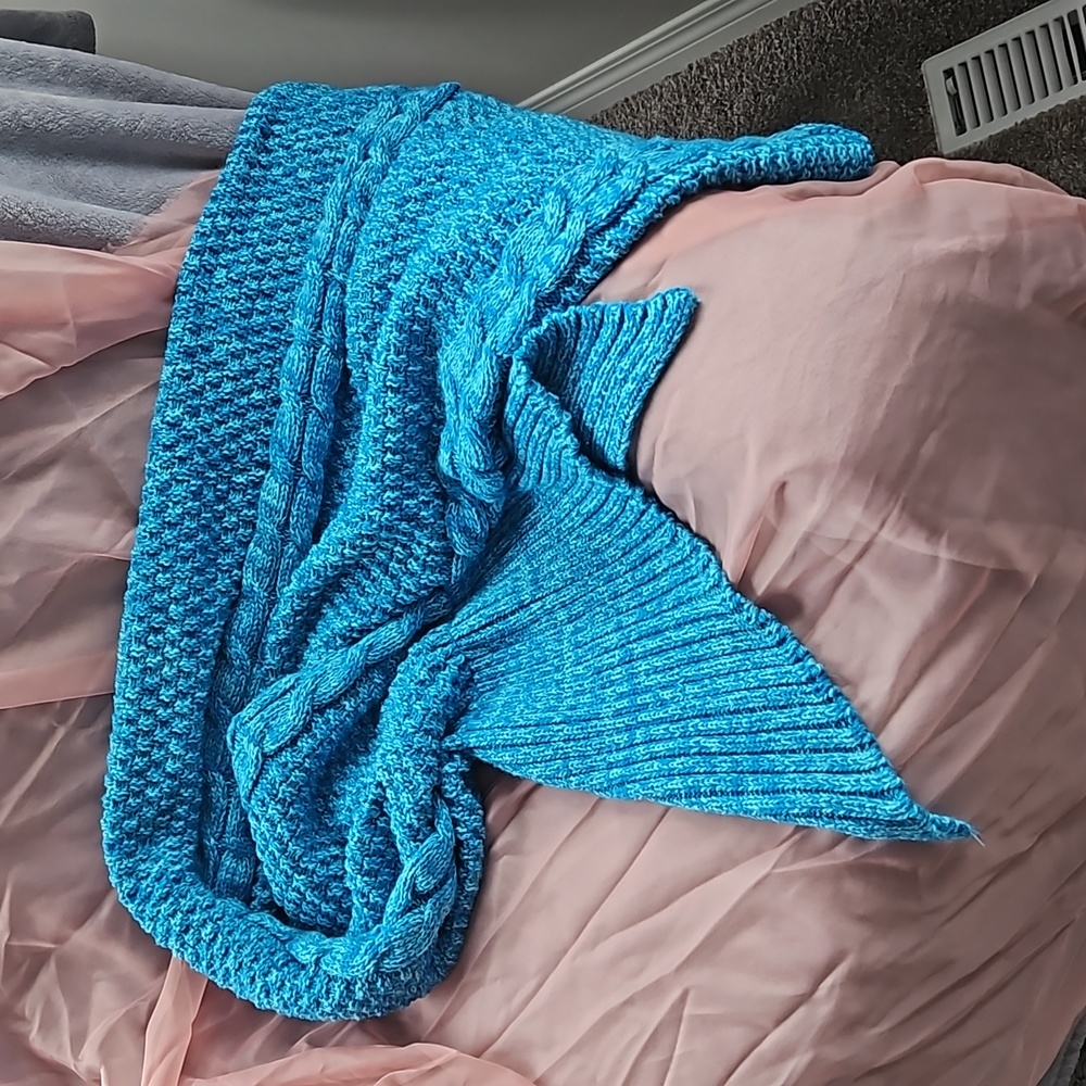 GORGEOUS MERMAID THROW!! - Picture 2 of 5